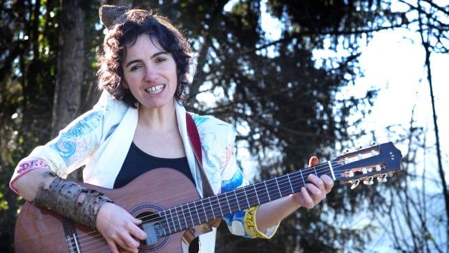 Matilde sans H, chanteuse et guitariste